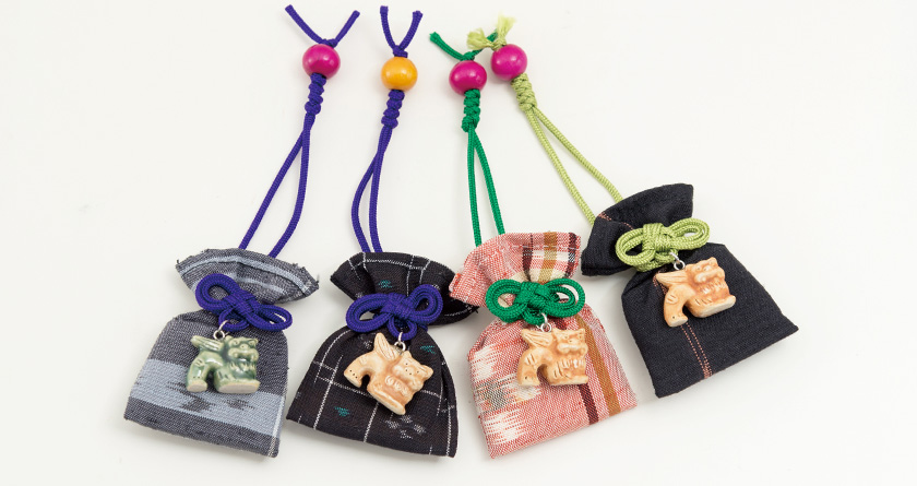 琉球絣と極小シーサーのマースストラップ　南風窯×RENIMELT 守守～シュシュ～